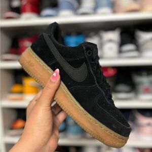 WOMENS NIKE AIR FORCE 1 SUEDE BLACK GUM BOTTOM SIZE 6.5 AA0287-002